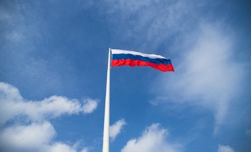 В небе под Красноярском развернут самый большой флаг России