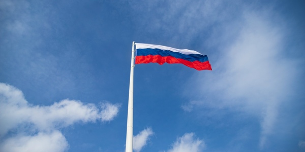 В небе под Красноярском развернут самый большой флаг России