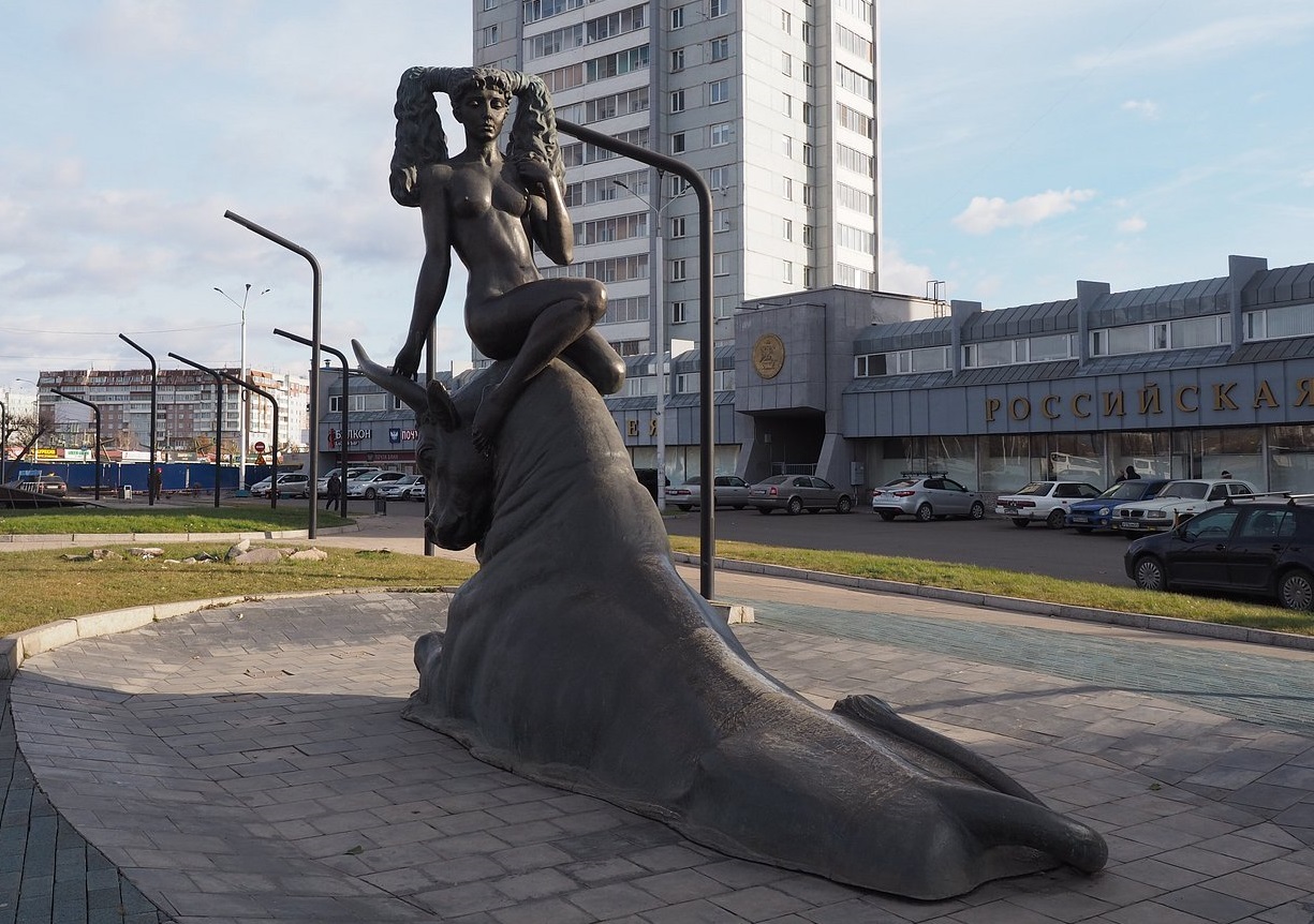 Скульптуры, горельеф и панно – женские образы на улицах Красноярска